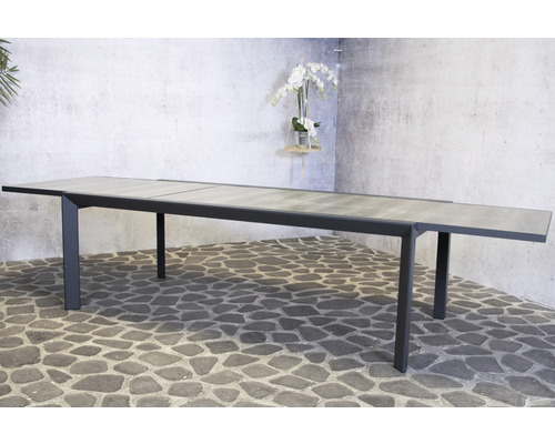 Ausziehbarer Gartentisch mit Metallgestell und Steinoptik-Tischplatte