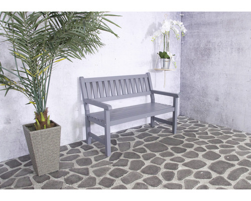 Graue Holzbank mit Palme im Topf und Dekoration