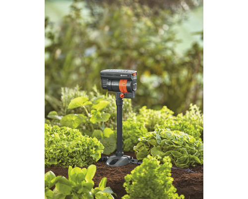 Gartenbewässerungssystem im Einsatz zwischen Pflanzen