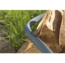 Flexibler Wasserschlauch liegt auf Holz