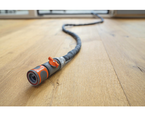 Gardena Textilschlauch mit Wasserstopp auf Holzboden