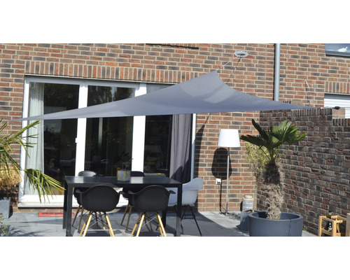 Draufsicht einer Terrasse mit Sonnensegel, Tisch und Stühlen