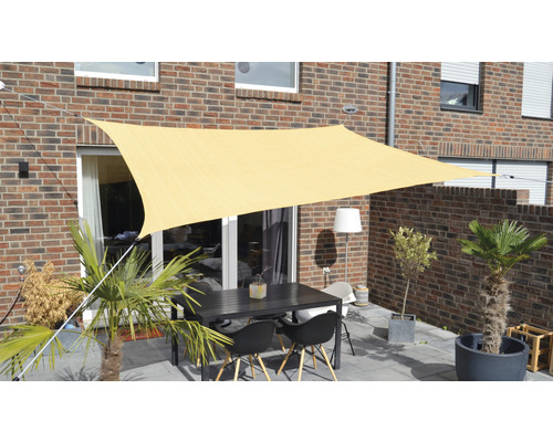 Terrasse mit Sonnensegel, Gartentisch und Pflanzen