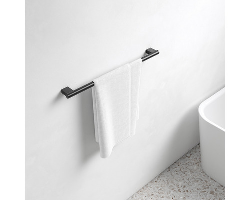 Schwarzer Handtuchhalter mit weißem Handtuch im Badezimmer