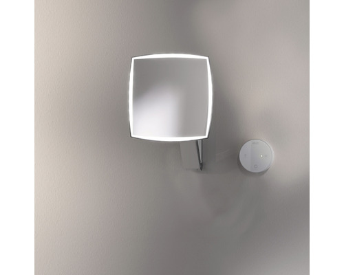 Quadratischer beleuchteter Badezimmerspiegel mit Bedienelement an der Wand