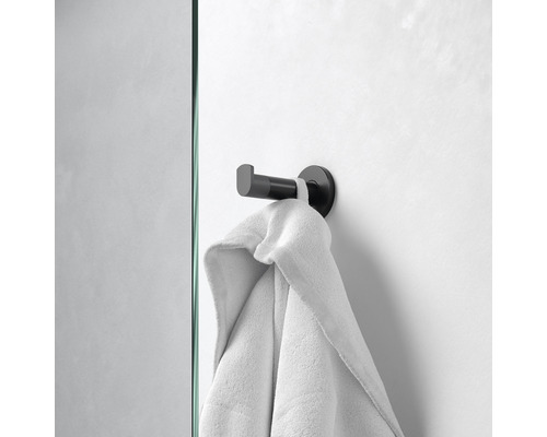 Handtuchhaken mit Handtuch an einer Wand befestigt