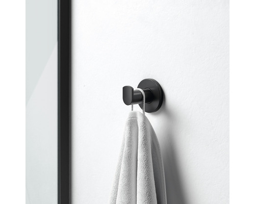 Schwarzer Handtuchhaken mit Handtuch an der Wand montiert