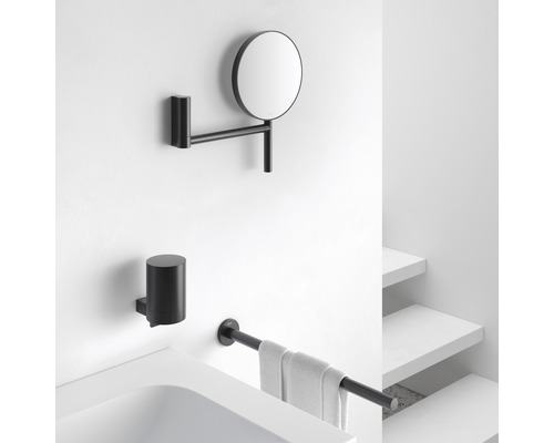 Badezimmerausstattung mit Kosmetikspiegel, Seifenspender und Handtuchhalter