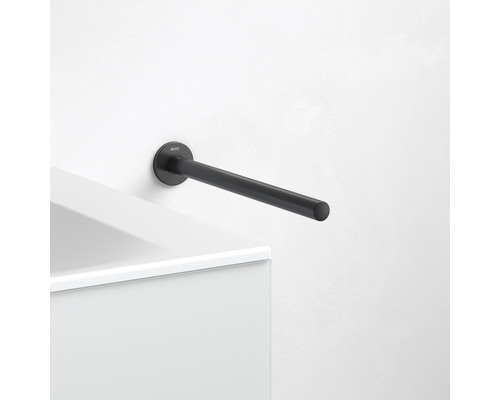 Schwarzer Handtuchhalter zur Wandmontage neben einem Waschbecken