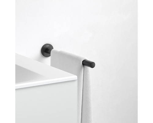 Handtuchhalter mit Handtuch an einer Wand montiert