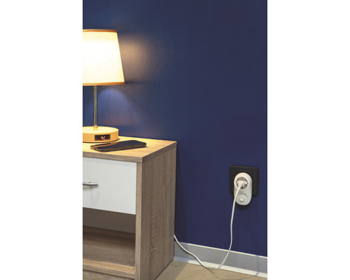 Szene mit Nachttisch, Lampe und intelligenter Steckdose