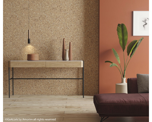 Wohnraum mit Korkwand und Konsole