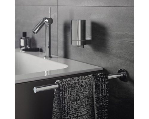 Badezimmer mit Waschbecken, Handtuchhalter und Seifenspender