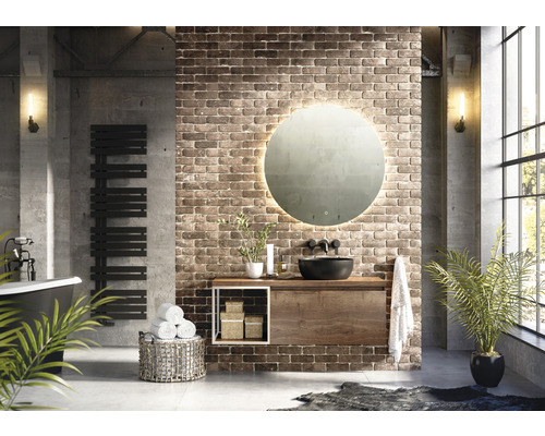 Badezimmer im Loftstil mit Waschtisch, Spiegel mit Beleuchtung, Handtuchwärmer und Badewanne