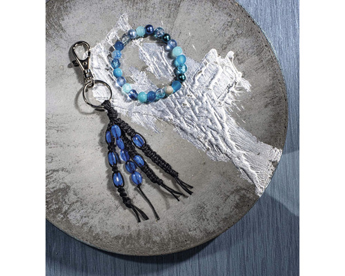 Schlüsselanhänger und Armband mit Perlen auf einer Platte