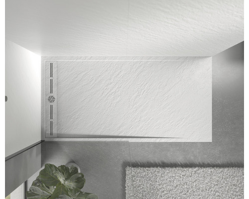 Badezimmer mit flacher Duschwanne und Bodenablauf