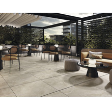 Terrasse mit Lounge Möbeln und Bodenfliesen