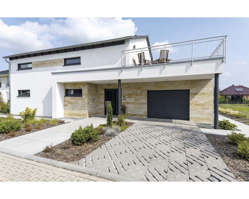 Modernes Haus mit Garage und Auffahrt aus Betonpflastersteinen