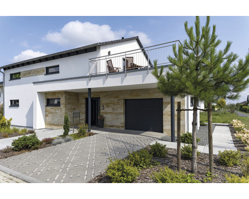 Modernes zweistöckiges Wohnhaus mit Balkon, Garage und gepflasterter Einfahrt.