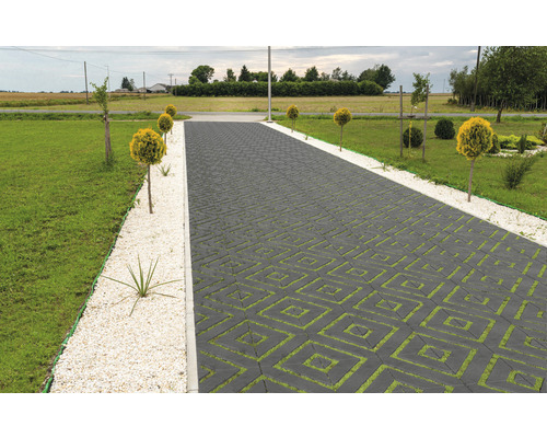 Einfahrt mit Rasengittersteinen und Kiesbett