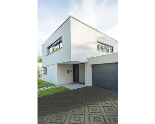 Modernes Haus mit Rasenpflastersteinen auf der Einfahrt
