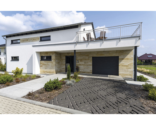 Modernes Haus mit Terrasse, Garage und gepflasterter Auffahrt