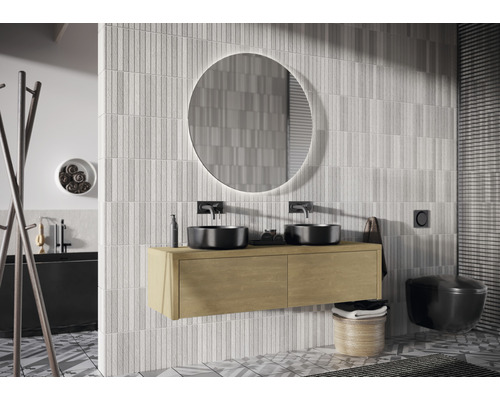 Modernes Badezimmer mit Waschtisch, Spiegel und Fliesenwand