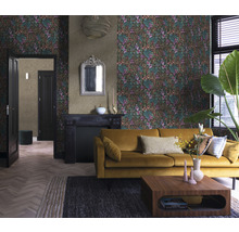 Wohnzimmer mit gemusterter Tapete, Sofa und Holztisch