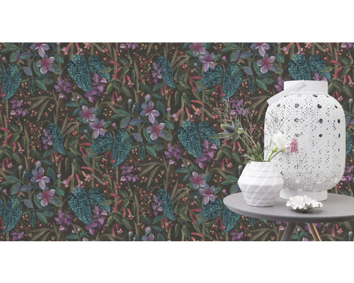 Tapete mit Blumenmuster auf dunklem Hintergrund