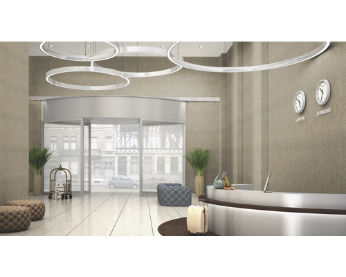 Helle Empfangshalle mit Drehtür, Rezeption und runden Deckenleuchten