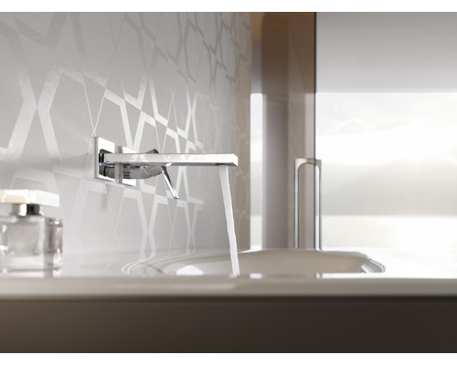 Wandarmatur mit Wasserstrahl im Badezimmer