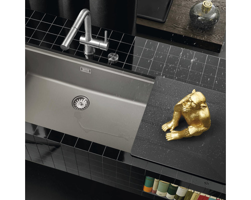 Spültischarmatur und Küchenspüle in einer modernen Küche mit schwarzem Fliesenspiegel.