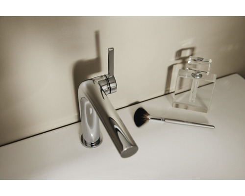 Waschtischarmatur aus Metall mit Make-up Pinsel und Dekoration