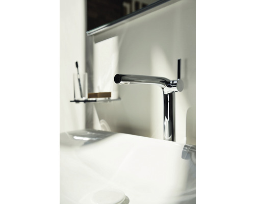 Modernes Badezimmer mit Waschtisch und Armatur
