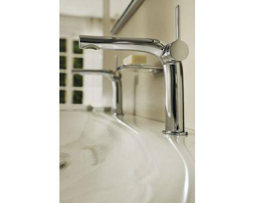 Waschtischarmatur aus Chrom auf einem Waschbecken