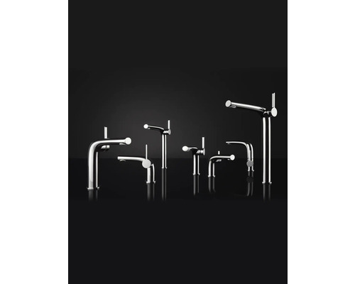 Verschiedene Chrom Armaturen für Waschbecken aufgereiht.