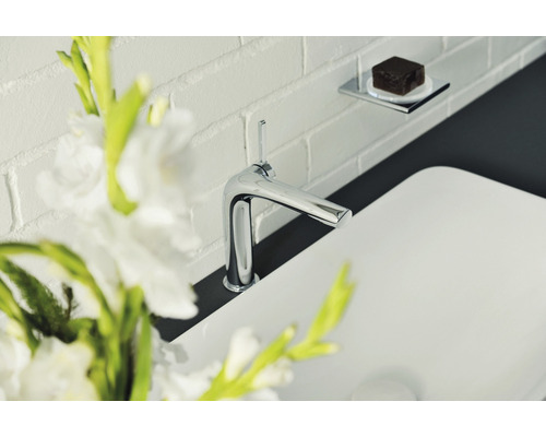 Aufnahme eines Waschbeckens mit Armatur im Badezimmer
