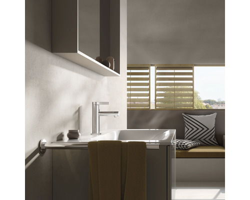 Modernes Badezimmer mit Waschbecken, Armatur und Handtuch