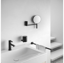 Badezimmer mit Waschbecken, Armatur, Spiegel, Seifenspender und Handtuchhalter