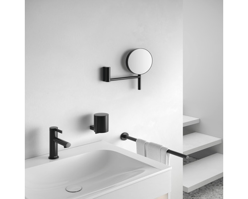 Badezimmer mit Waschbecken, Armatur, Spiegel, Seifenspender und Handtuchhalter