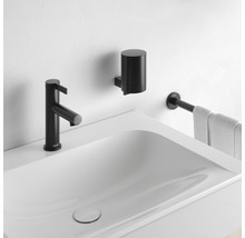 Waschbecken mit schwarzer Armatur, Seifenspender und Handtuchhalter