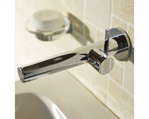 Wandarmatur aus Chrom mit Seifenschale im Badezimmer