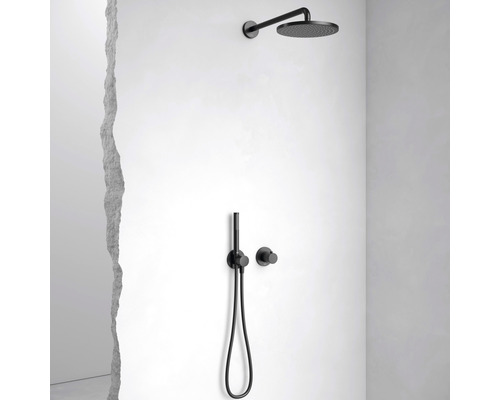 Duscharmatur-Set mit Kopfbrause und Handbrause an der Wand