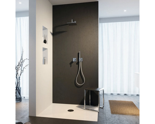 Modernes Duschbad mit Duschkopf, Handbrause und Duschhocker.