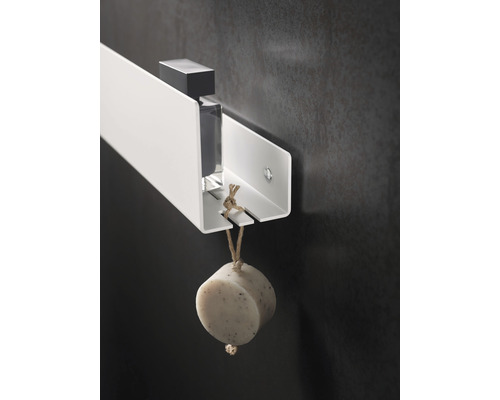 Detaillierte Ansicht eines weißen Badregals mit Seife und Parfümflasche