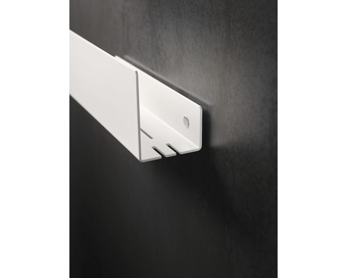 Weiße Wandhalterung mit Aussparungen zur Werkzeugaufbewahrung.