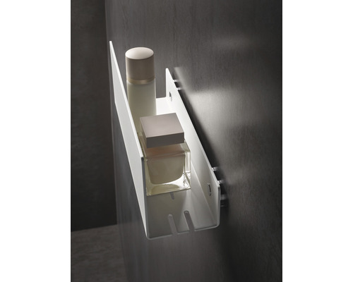 Weisses Wandregal mit Kosmetikprodukten