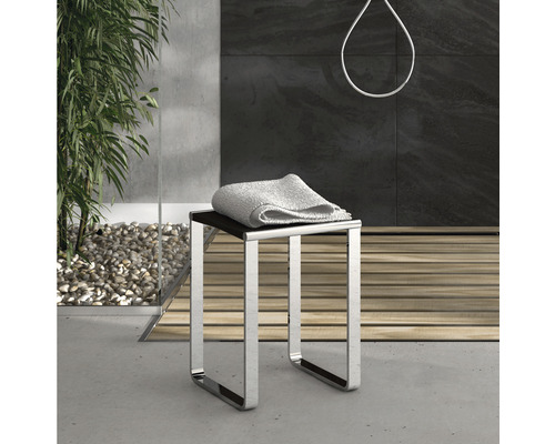 Moderner Duschhocker aus Metall mit Handtuch im Badezimmer