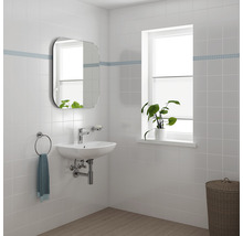 Badezimmer mit Waschbecken, Spiegel, Handtuchring und Fenster