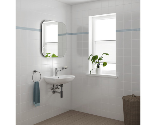 Badezimmer mit Waschbecken, Spiegel, Handtuchring und Fenster